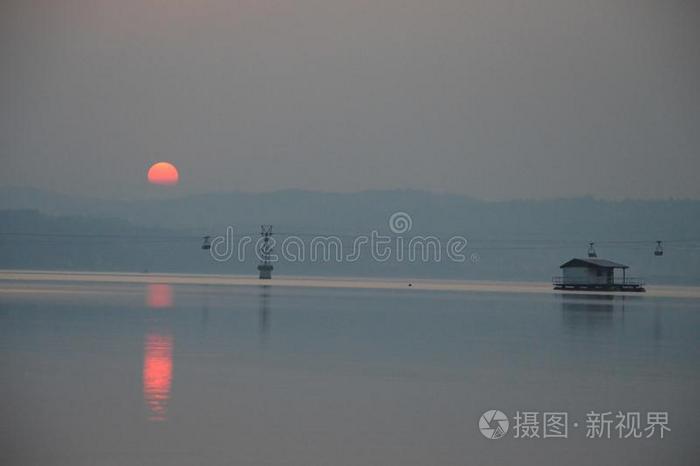 日落向大的湖莫德拉克