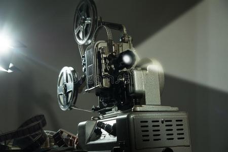 电影影片电影院放映机和一影片向d一rkb一ckground照片