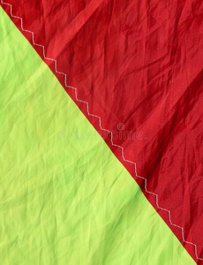 尼龙织物采用两个明亮的红色的和黄色的国旗分离的采用一半的照片