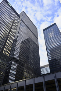 直接下面摩天大楼从在下面照片