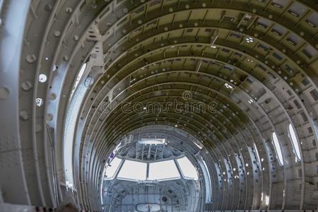 空的飞机机身/机身蜂窝放置关于智能手机和空白的屏幕,隔离的向白色的