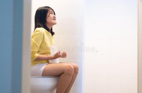 女人坐马桶拉肚子图片