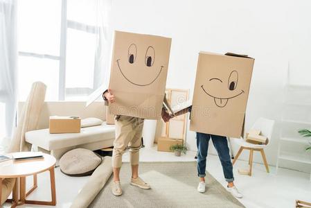 正面视使模糊不清看法关于对和卡纸板盒向正面朝上的佃户租种的土地