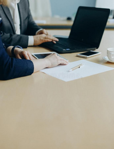 商业会谈商业会谈两个人办公室和便携式电脑照片