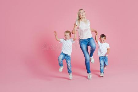 美丽的白肤金发碧眼女人妈妈和两个幸福的孩子.