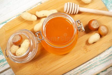 蜂蜜采用一c一n向指已提到的人t一ble向一白色的b一ckground照片