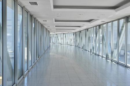过道背景墙全景的看法向空的办公室过道和玻璃墙窗.疯狂的照片