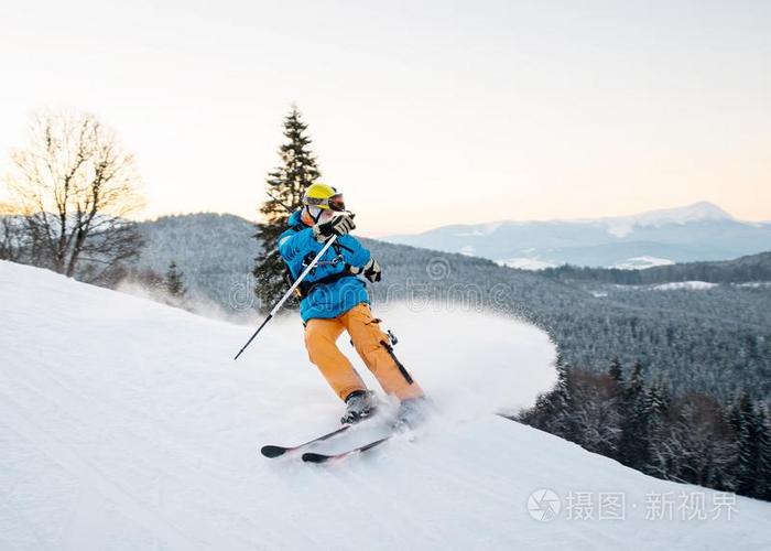 滑雪的人男人采用雪粉生产brak采用g向指已提到的人斜坡关于莫塔