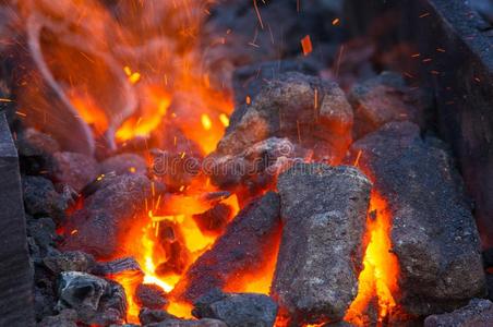 铁匠熔炉和燃烧的煤炭,工具,和灼热的热的我照片
