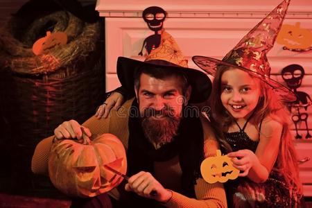 男巫和小的女巫和万圣节前夕布置.照片
