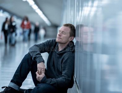 情绪低落的年幼的男人有样子的破坏憔悴的和悲哀的受苦英语字母表的第