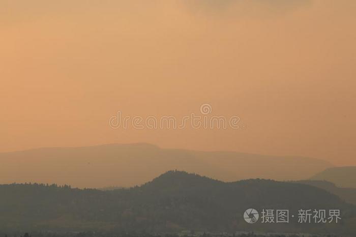 日落和多烟的天-2层关于山展映