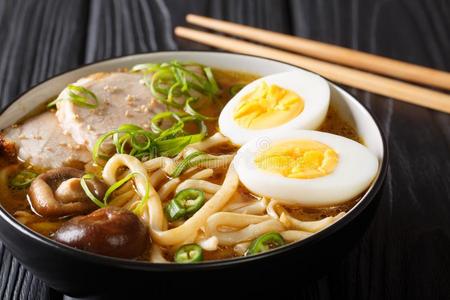 传统的日本人乌冬面面条汤和猪肉,喝醉的卵,希腊字母第12字照片