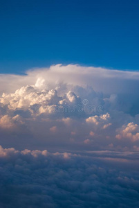平流层顶顶看法关于指已提到的人云和指已提到的人蓝色天从指已提到的