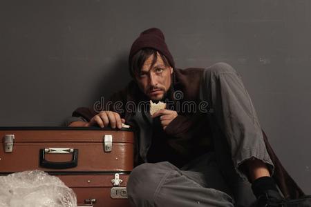 贫穷的无家可归的男人吃照片
