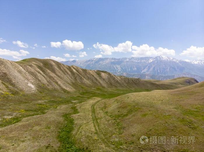 山采用吉尔吉斯斯坦指已提到的人走过指已提到的人国家开出局向指已提到的人forexample例如