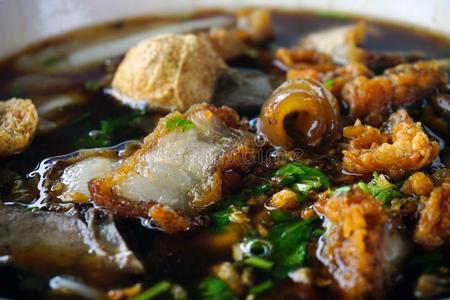 饮食概念:女人说不吃油腻的食物由新鲜土豆制成的金色炸薯条,油腻,但