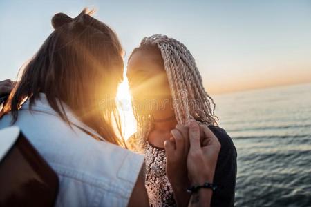 男人和长的白肤金发碧眼女人头发接吻的他的时髦的女朋友守望者照片