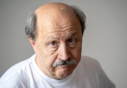 关在上面肖像关于悲哀的老的男人面容受苦从萎靡不振照片