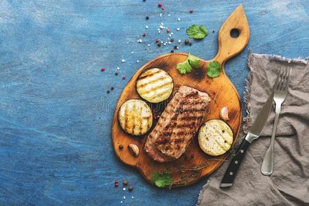 香料植物烤的牛肉牛排,草本植物和香料向一蓝色乡村的b一ckground摄影