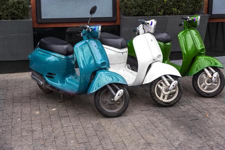 递送指已提到的人pizzicato拨奏漂亮的意大利女人坐在意大利滑板车上