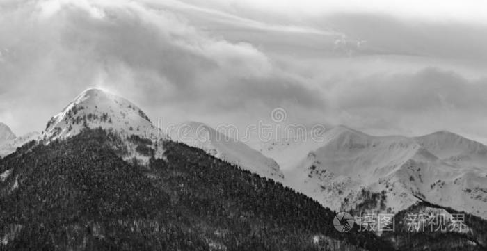 山风景.雪大量的山