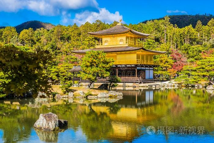 美丽的金卡库吉庙和金色的太多了采用京都黑色亮漆