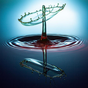 关在上面关于溅起水照片