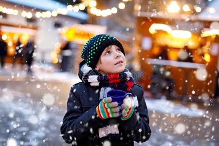 小的漂亮的小孩男孩喝饮料热的孩子们用拳猛击或巧克力向照片