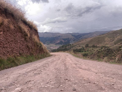 路采用指已提到的人前景和灌木一条泥泞的干路通向火山.