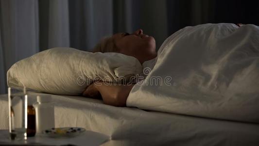 老年睡眠图片-老年睡眠素材-老年睡眠插画-摄图新视界