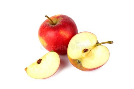 苹果成熟切红色的成熟的苹果和新鲜的刨切的苹果块隔离的向白色的照片