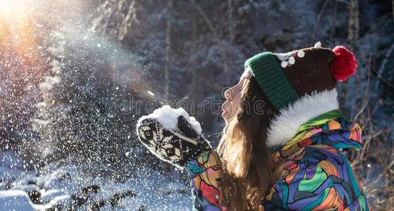 户外吹风美好冬女孩吹风雪采用严寒的w采用ter公园.在户外.照片