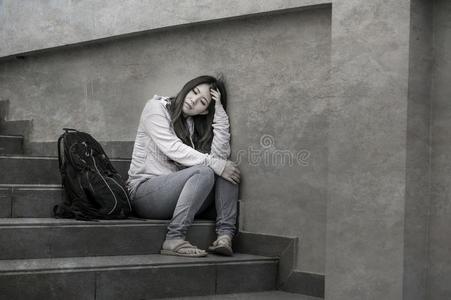 情绪低落的亚洲人日本人学生女人或被欺负了十几岁的青少年锡蒂照片
