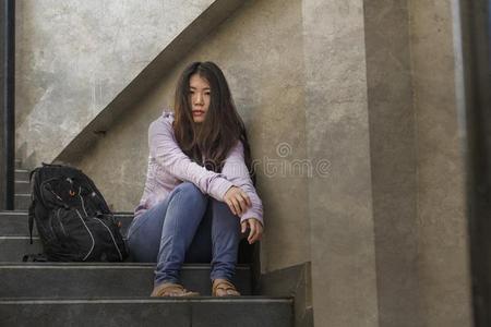 被欺负了情绪低落的亚洲人朝鲜人学生女人或被欺负了十几岁的青少年