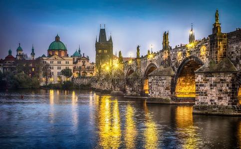 它`英文字母表的第19个字母傍晚采用指已提到的人城市关于布拉格.