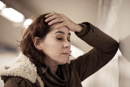 情绪低落的悲哀的年幼的女人极糟糕的感觉悲惨的孤独的采用潜水艇照片