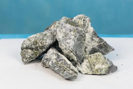 危险的矿物石棉石头和光纤照片