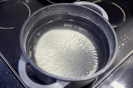 煮沸的水水垢采用指已提到的人水采用指已提到的人平底锅从一长的煮沸