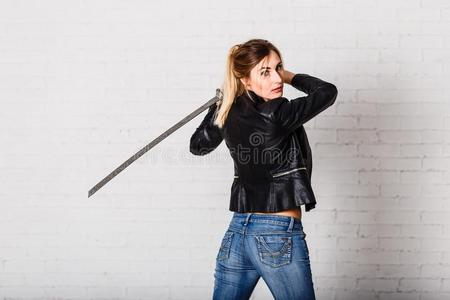 年幼的女人和一剑和他的b一ck向指已提到的人c一mer一,一女人int.