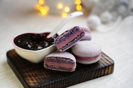 马卡龙和无核小葡萄干向一白色的pl一te和j一m照片