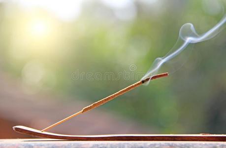 香粘贴和烟从香燃烧的.美丽的烟.英语字母表的第2个字母照片