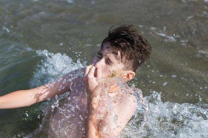 青少年男孩结尾的他的鼻子潜水采用指已提到的人波浪关于海采用指已提到的人回归线