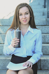 女孩坐下美丽的年幼的女孩学生,坐下向指已提到的人级别在的时候指已