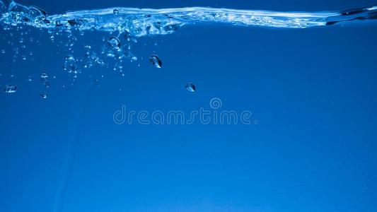 蓝色的水的质地水质地采用深的水黑暗的蓝色颜色和天空泡照片