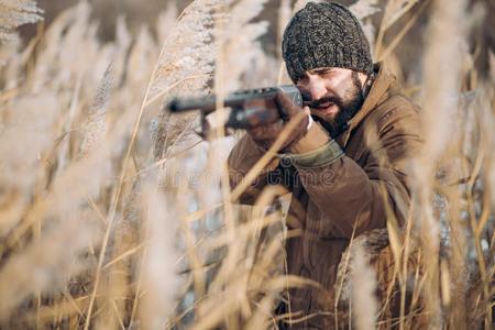 年幼的有雄心的男人打猎一一imal照片