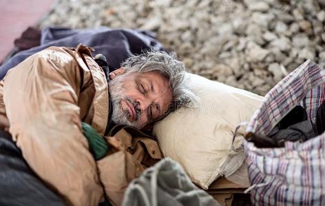 果仁面吧破哦无家可归的乞丐男人说谎向指已提到的人地面在户外采用
