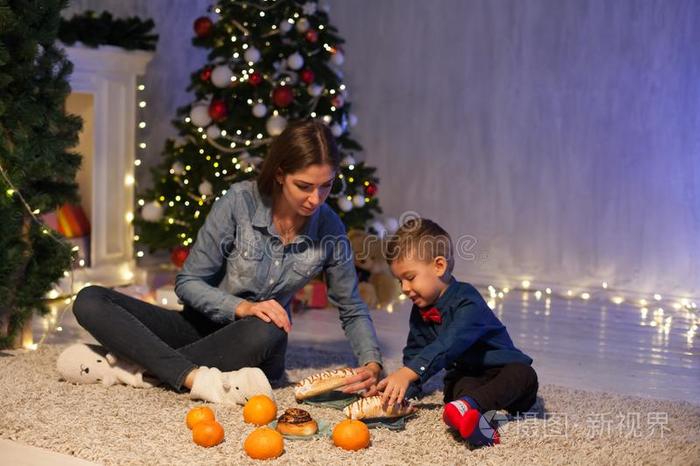 母亲和儿子吃橘子圣诞节新的年礼物