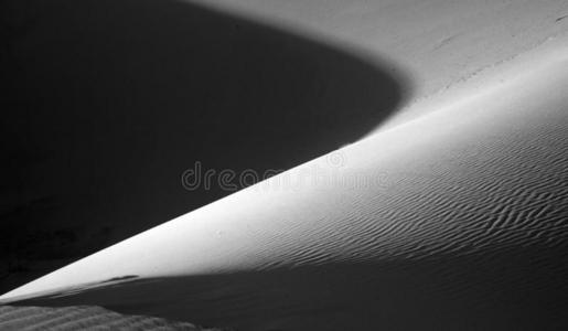 黑的和白色的沙丘关于指已提到的人戈壁沙漠照片