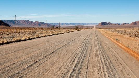 无尽的沙路采用纳米比亚金色的沙关于非洲的沙漠羚羊活